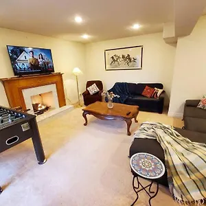 Quiet And Spacious 2 Bedroom Private Unit Apartment Toronto